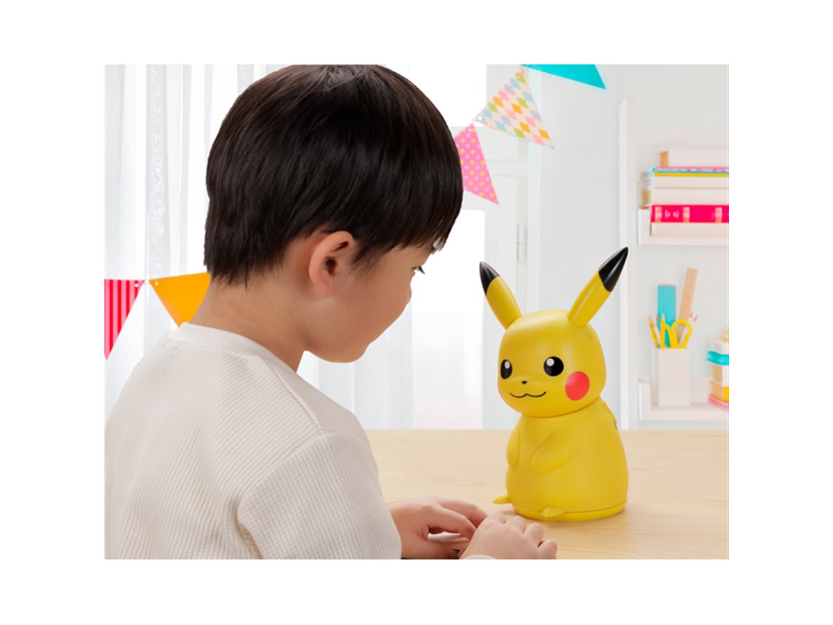 会話やダンス、歌もできる“プニプニボディ”のピカチュウロボット