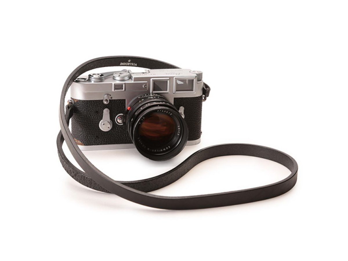 ストラップ m 6,600円、“最高峰バケッタレザー”を使ったストレートタイプの