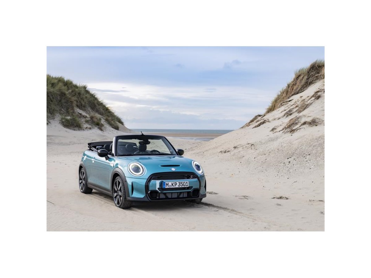 MINIコンバーチブル」の誕生30周年を記念する特別仕様車「シーサイド