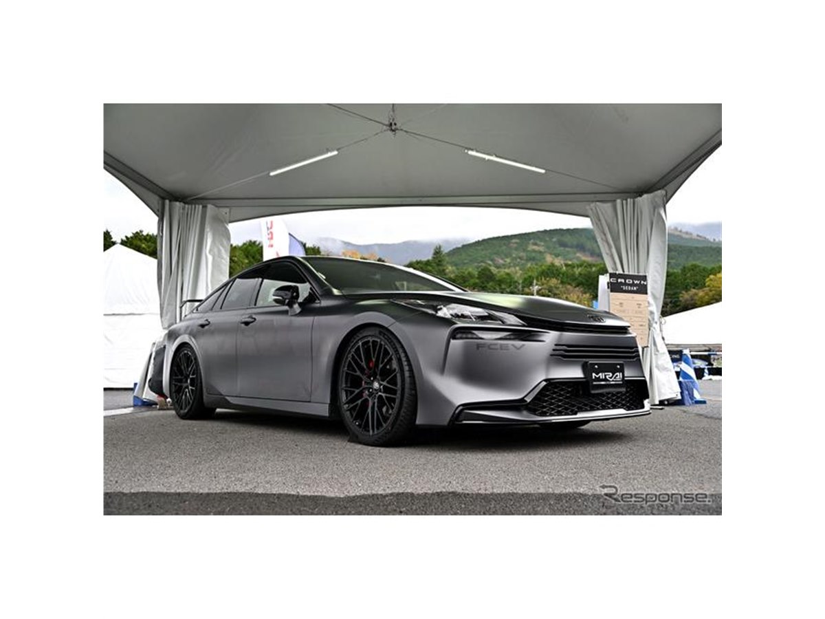 サーキットにトヨタが展示した燃料電池EVのスポーツカー、市販化