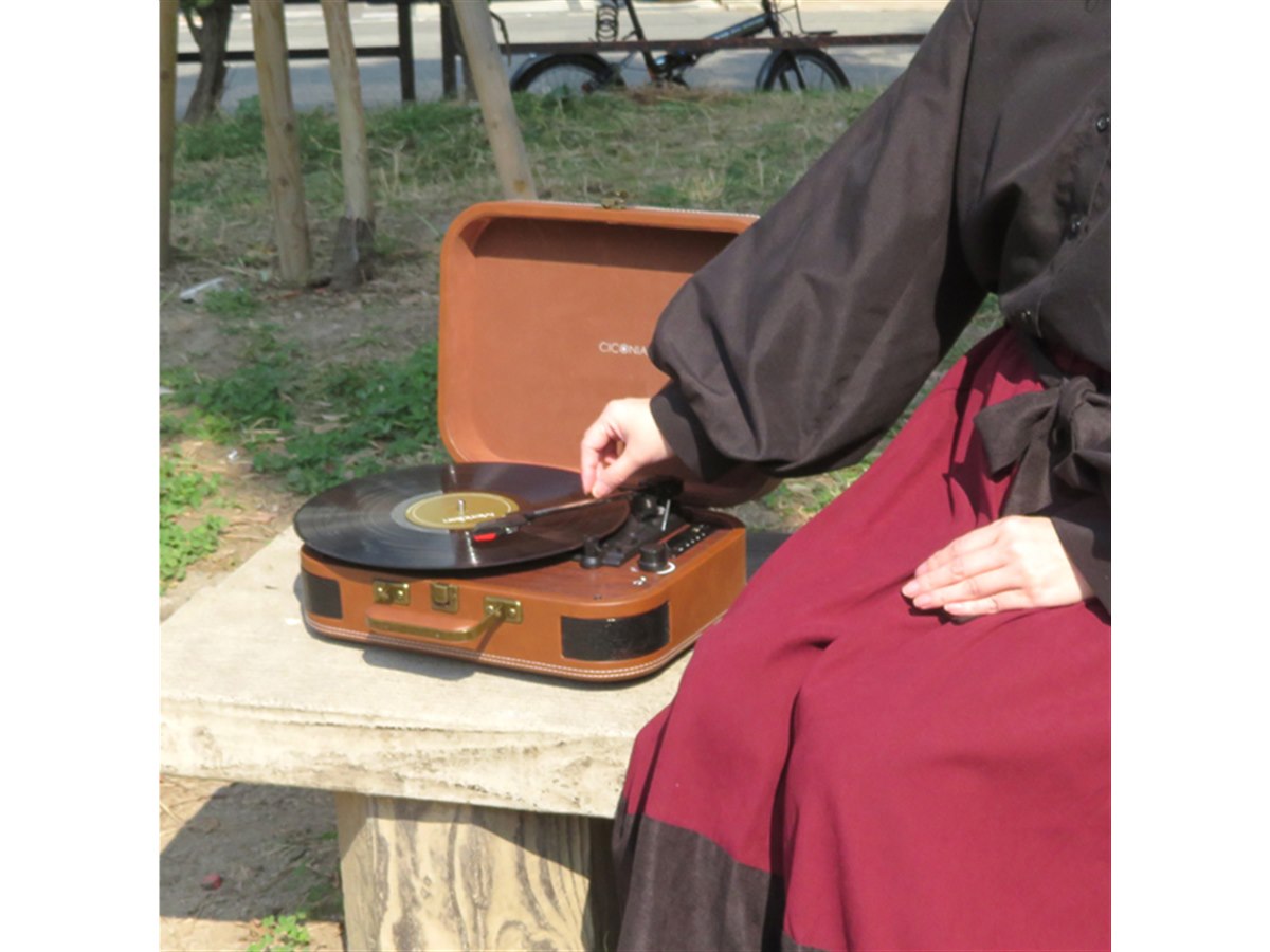 レトロなトランクケース型のポータブルレコードプレーヤーが発売