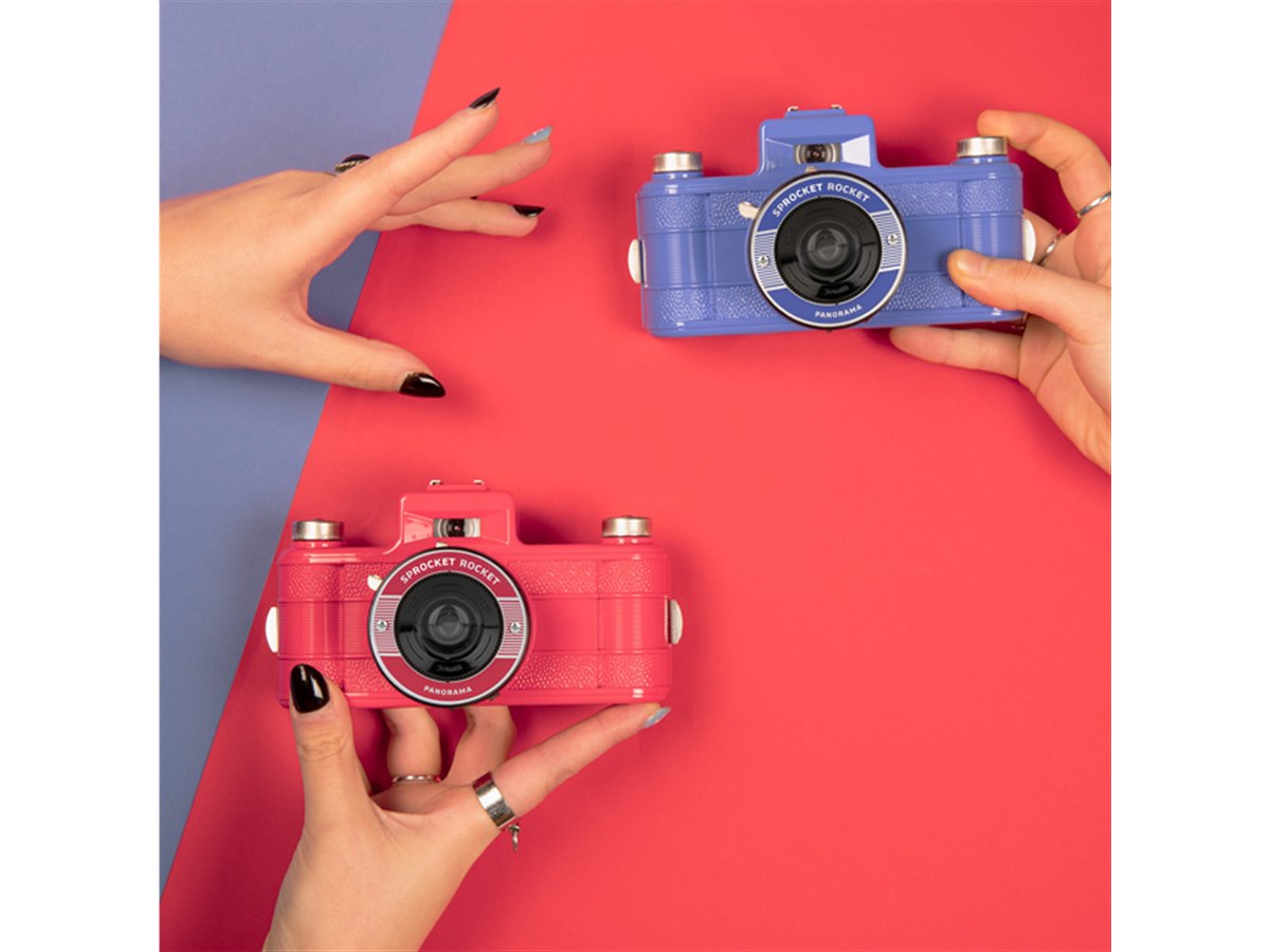 ロモ、パノラマカメラ「Sprocket Rocket」に新色「Bittersweet」と