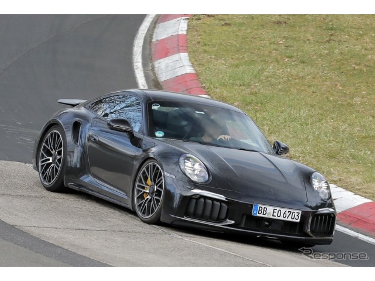 ついにポルシェ『911ターボ』もハイブリッド化！ 発表直前のフルヌード