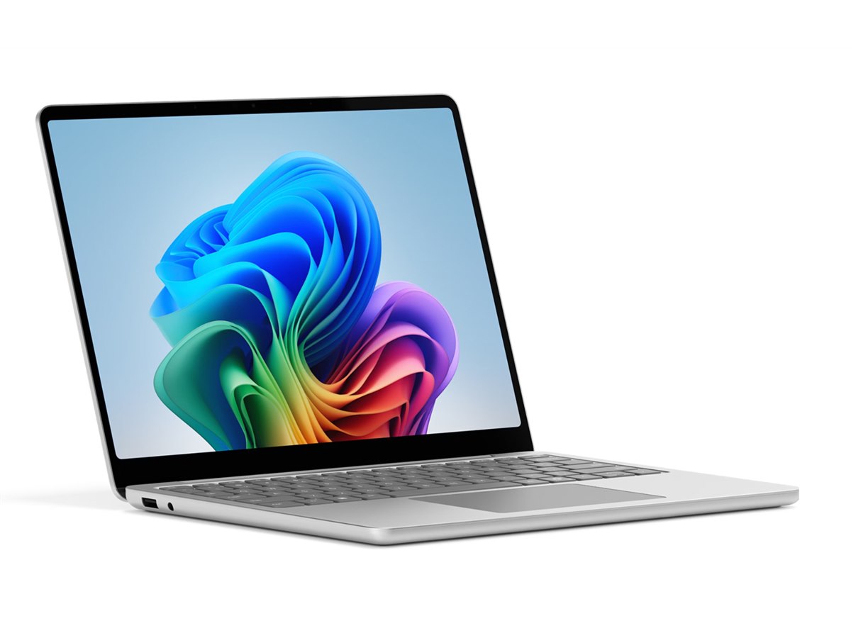 マイクロソフト、最大23時間バッテリー駆動する「Surface Laptop