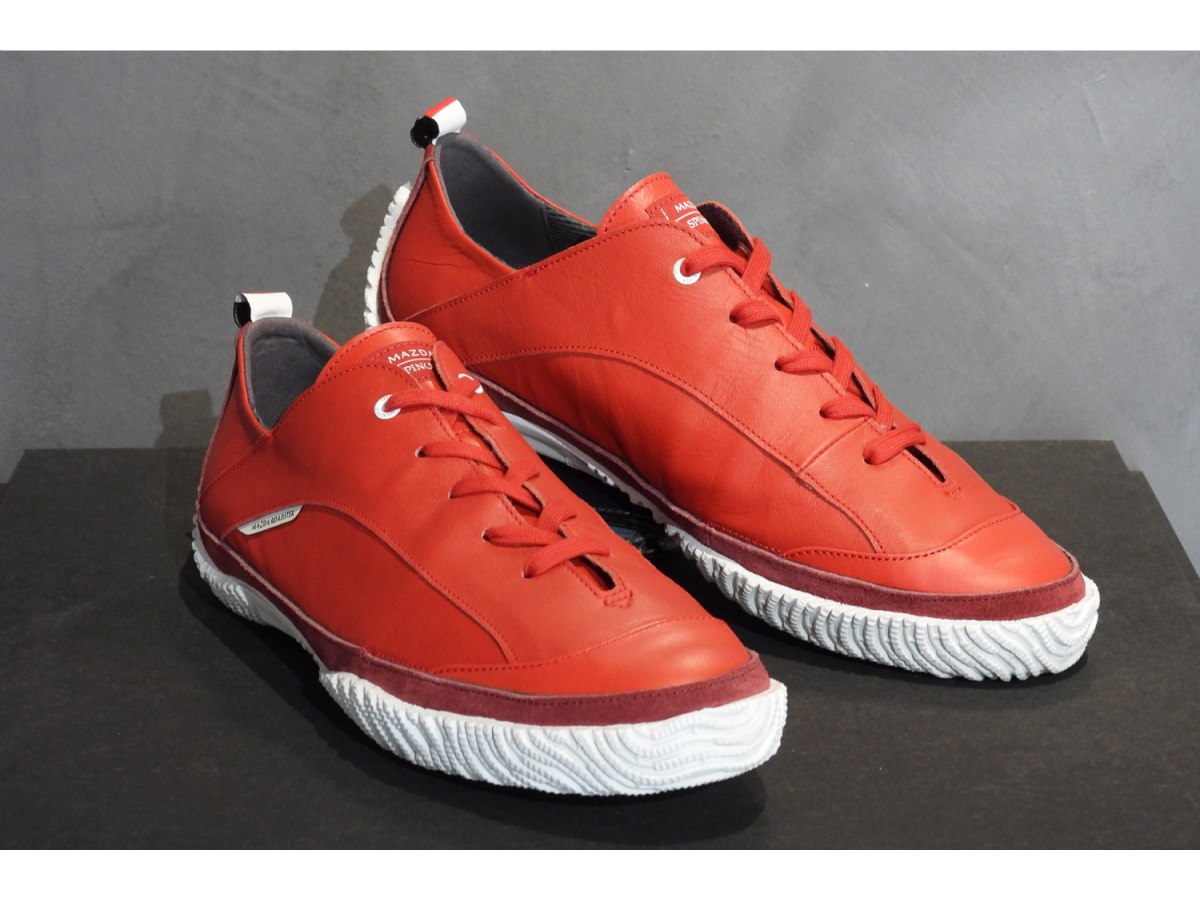 マツダとスピングルが「ロードスター」をモチーフにしたコラボ