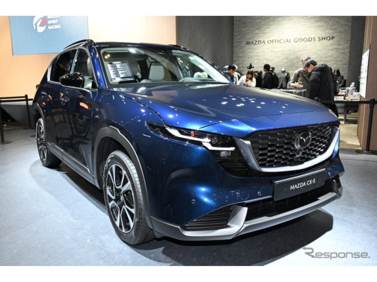 マツダ『CX-5』新型、初公開の新色「ネイビーブルーマイカ」を引っさげ