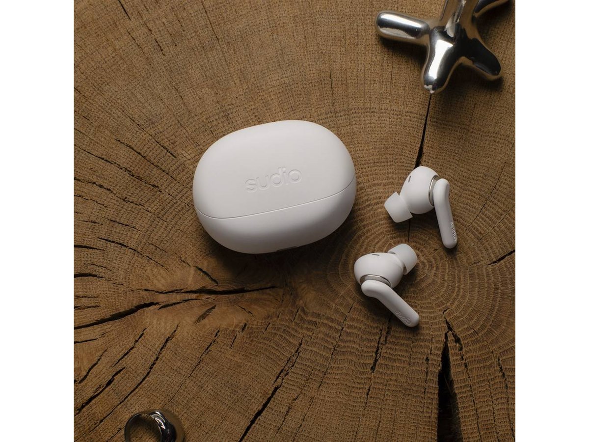 新品未使用 Sudio E4 Pro white sudio（スーディオ） ワイヤレスイヤホン SUDIO E4 Pro 全3色 マイク