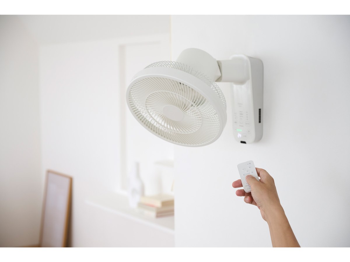 シロカ、すみずみまで送風できる壁掛け扇風機「壁掛けふわビューン」の