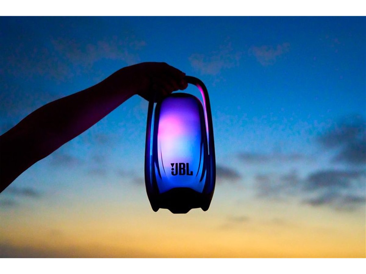 JBL、立体的な360度ライトショーを楽しめるBluetoothスピーカー「JBL