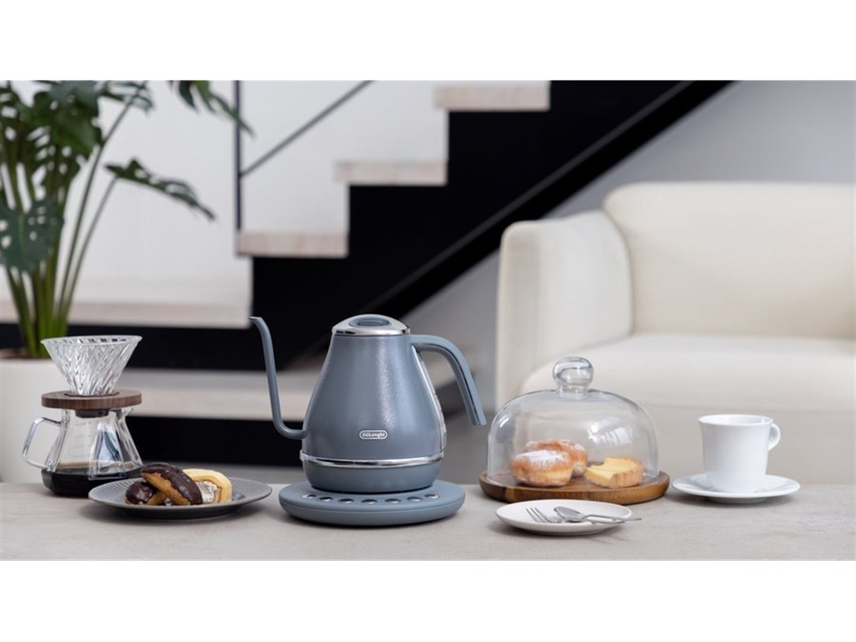 デロンギ、電気カフェケトル「デロンギ アイコナ」に新色「ぺ