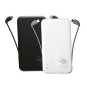 J-Force�ALightning��microUSB�Ȃ�2��ނ̃P�[�u���𓋍ڂ������o�C���o�b�e���[