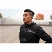 JBL×UA、ケース併用で最大50時間再生の「UA TRUE WIRELESS FLASH X」