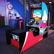 セガの名作ゲーム「アウトラン」が自宅に!? 「ARCADE1UP OutRun」が96,800円で発売