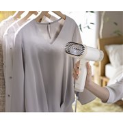 ドウシシャ、引っかけ収納できるフック付き「折りたためる衣類スチーマー」