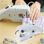 サンコー、手持ち・据え置き2WAY仕様のコードレス電動ミシン「ちゃちゃっとミシン」