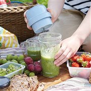 外出先でも作りたてジュースを楽しめる、充電式ポータブルミキサー「KMX-0400」