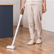 ライフオンプロダクツ、アタッチメント5種が付属する木目調スティッククリーナー