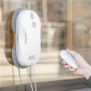 サンワ、窓に張り付いて自動で水拭きするリモコン付き窓拭きマシンを発売