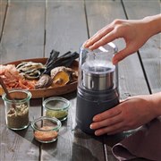 ビタントニオ、ステンレスカップが2個付属する「ドライフードミル VML-10」