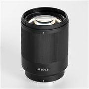 �������w�AF1.8�̑傫�ȃ{�P�ƌy����AF����������]���P�œ_�����Y�uNeo AF 85mm f/1.8�v