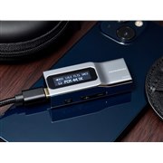 Acoustune�A�����Ƒ��쐫�𖁂���OLED���ڂ̃|�[�^�u��USB DAC/�w�b�h�z���A���v�uAS2200�v