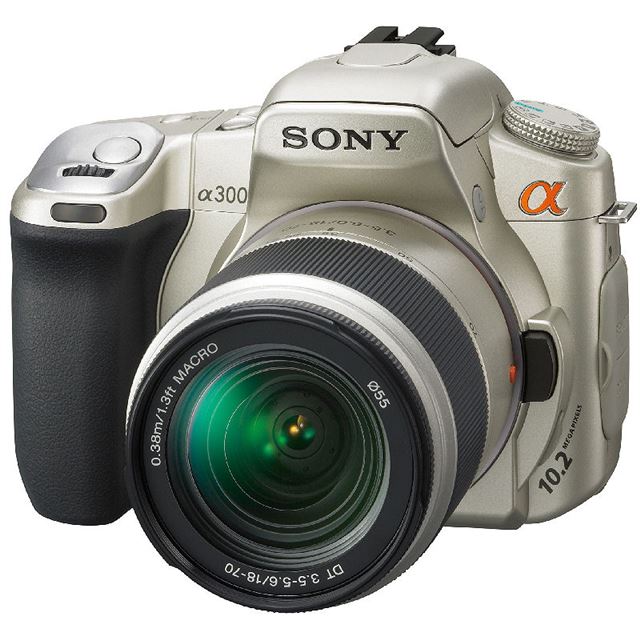 [α300 DSLR-A300 ボディ] ライブビュー機能/1020万画素CCD搭載のデジタル一眼レフカメラ（シルキーゴールド）。市場推定価格は70,000円前後