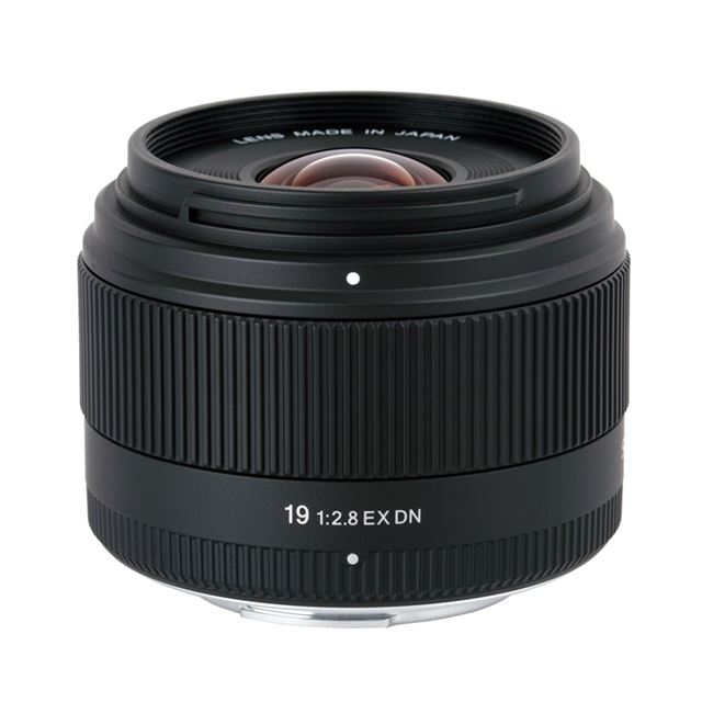 シグマ、Mフォーザーズ用「19mm F2.8 EX DN」を3月16日発売