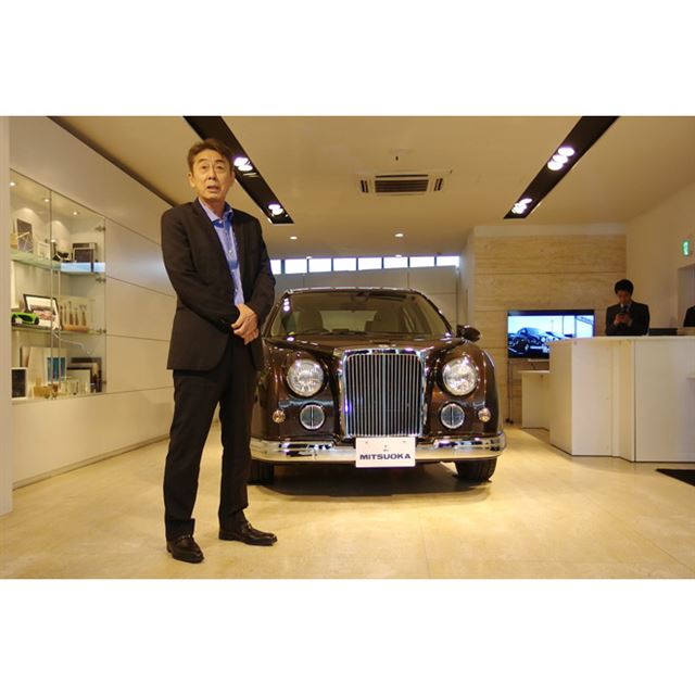 2015年4月にオープンしたブランド発信拠点「ミツオカギャラリー麻布」で「リューギ」を披露する、光岡自動車の光岡章夫社長。