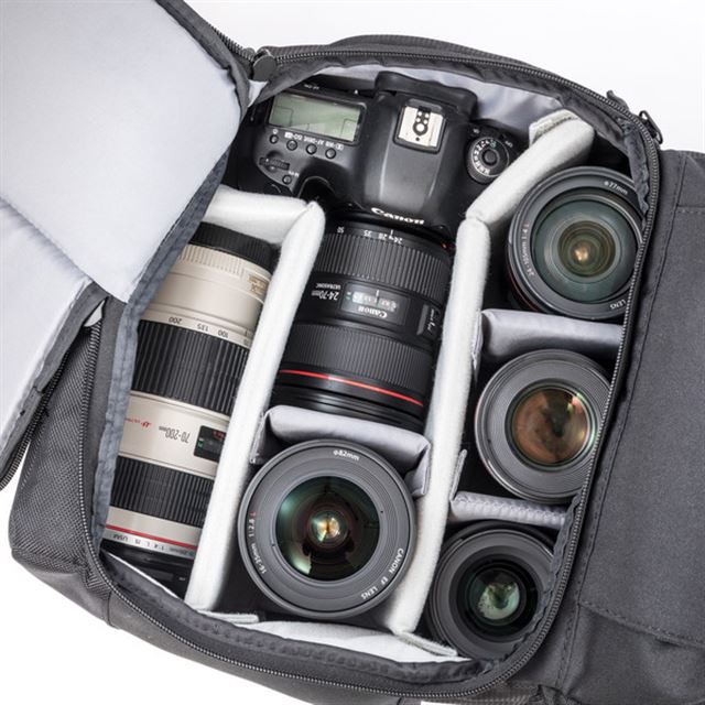 カメラ機材と旅行用品が2泊分入る」、プロカメラマン監修のカメラバッグ - 価格.com