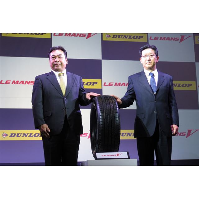 ダンロップの新製品「ル・マンV」と、住友ゴム工業執行役員の増田栄一氏（写真向かって左）、専務執行役員の西 実氏（同右）。