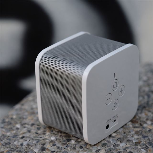 広がりのある音声空間を実現するキューブ型Bluetoothスピーカー「pave 