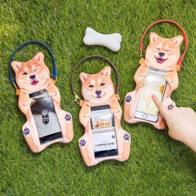 柴犬のお腹をなでているように見える ワンダフルな スマホポーチ 価格 Com