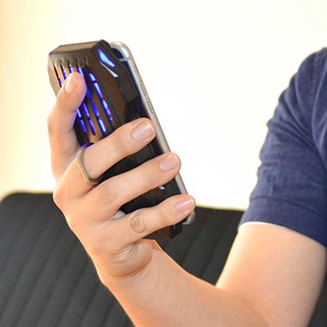 スマホをファンで冷却する「ピタッとスマクール」、バッテリー機能も搭載