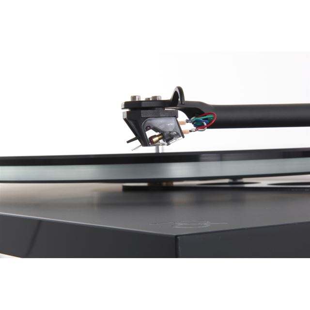 Rega、特殊ポリウレタンキャビネットを採用したアナログプレイヤー