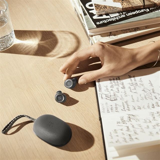 B&O Play、完全ワイヤレスイヤホン「Beoplay E8」に新色チャコール