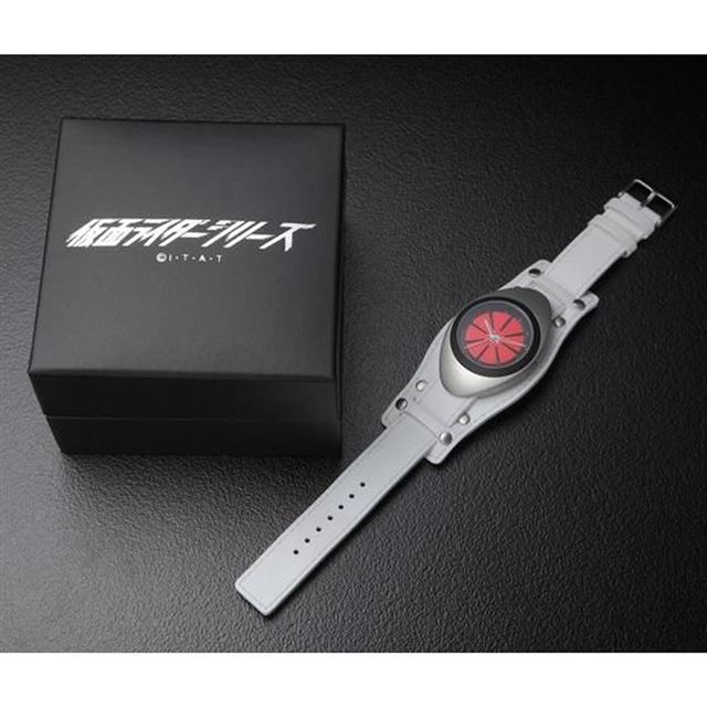 初代仮面ライダー1号の変身ベルトをモチーフにした腕時計、29,160円 
