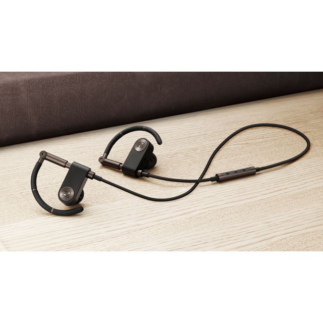 B&O Play、アイコニックデザイン採用の耳掛け型ワイヤレスイヤホン