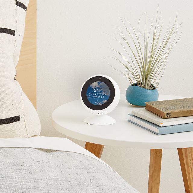 Amazon、2.5型の円形スクリーン付きスマートスピーカー「Echo Spot 