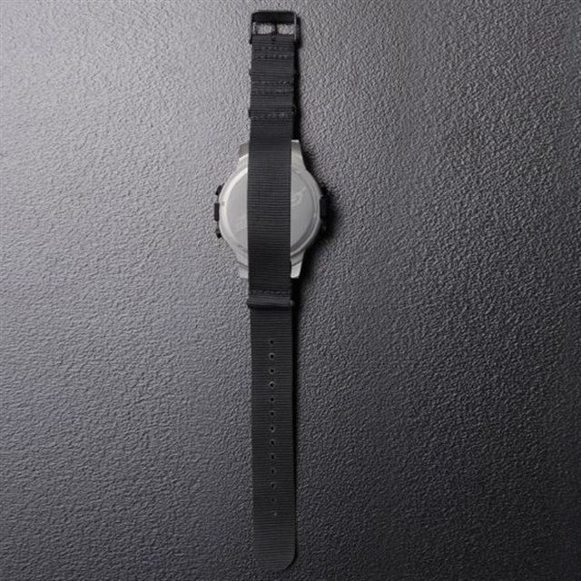 仮面ライダー555「ファイズアクセル」のデジタル腕時計、32,400円