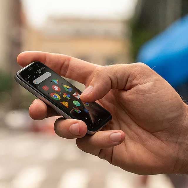 手のひらサイズ”の3.3型スマートフォン「Palm Phone」が正式発表 ...