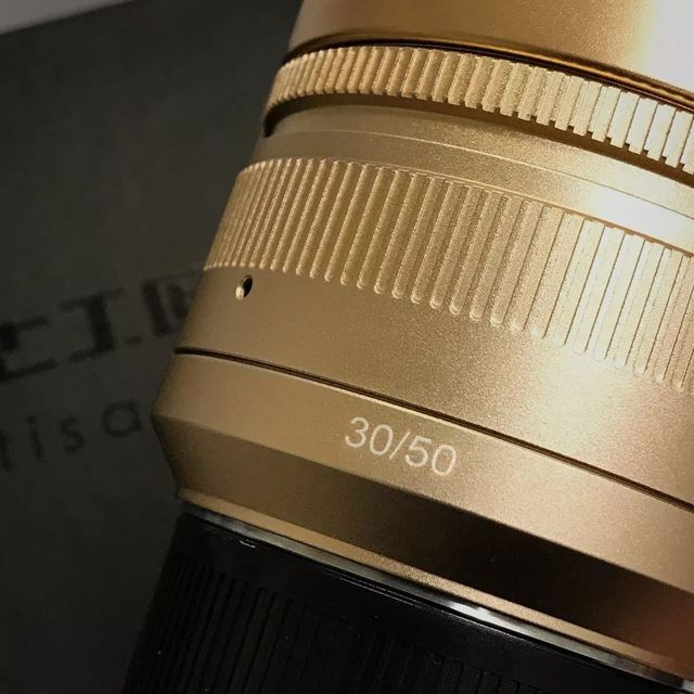 七工匠、ライカ用大口径レンズ「7Artisans 50mm F1.1」限定ゴールド