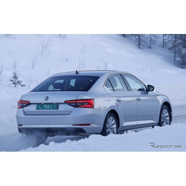 VW パサート ベースの5ドアハッチ、シュコダ「スペルブ」改良モデルで電動化