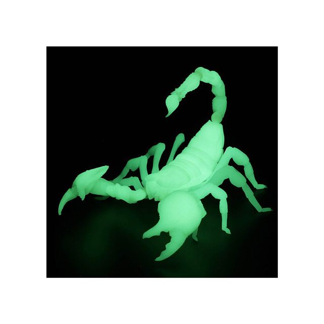 海洋堂、緑色に光る「蛍光反応」を再現したフィギュア「ダイオウサソリ 
