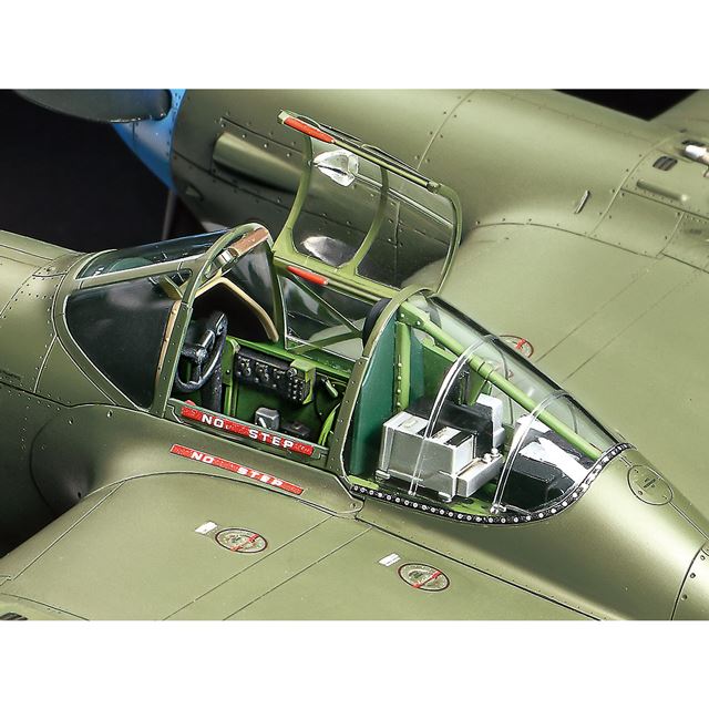 ロッキードP-38」1/48模型、F型/G型の開閉選択式 - 価格.com