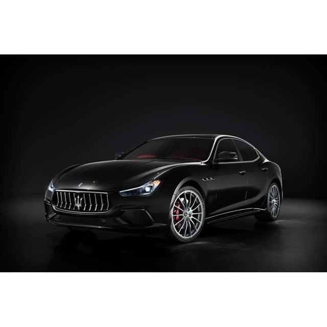 カーボンパーツを採用したスポーティーな限定車 マセラティ ギブリ リベッレ 登場 価格 Com