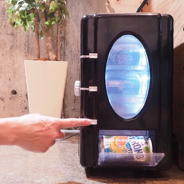 ガランッと下から缶飲料が出てくる、サンコー「俺の自販機 HOT＆COOL