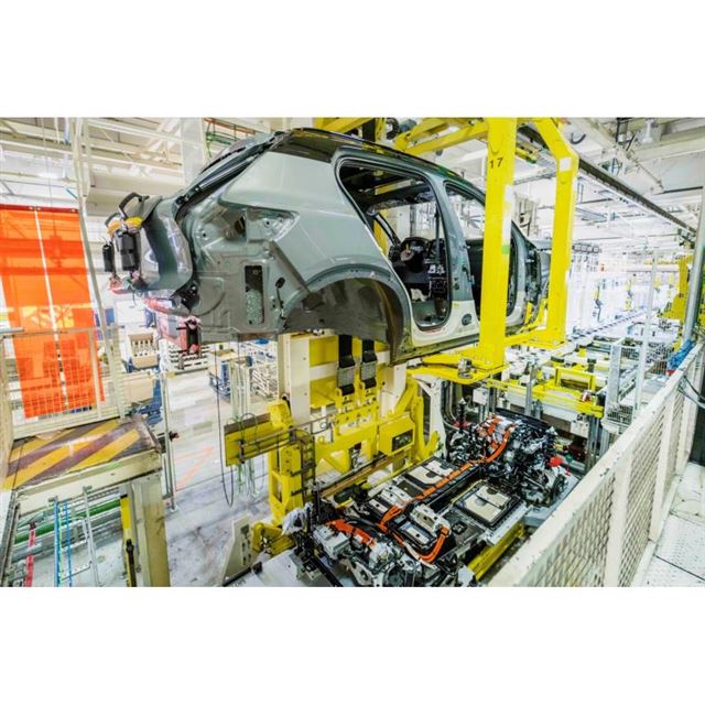 ボルボ初の量産型EV「XC40リチャージ」生産スタート　2020年10月下旬にもデリバリー開始