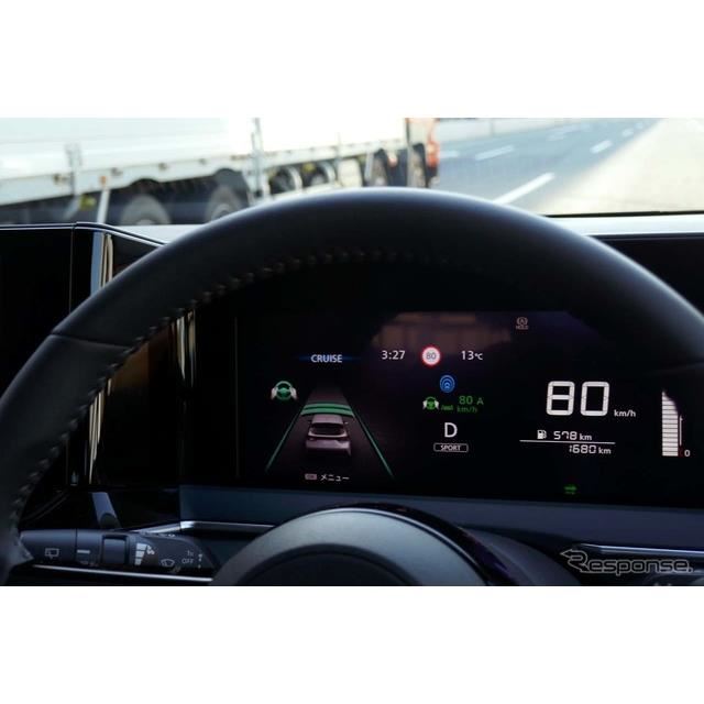 プロパイロットで「オートモード」走行中は、設定速度のヨコに「A」の表示が出る。※運転席背後から撮影