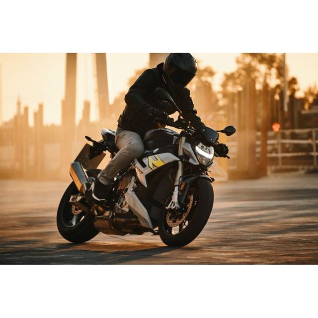 BMWが「S1000R」をモデルチェンジ スーパースポーツ由来の高性能