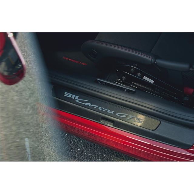 「911 Carrera GTS」のロゴ入りドアシルプレート。